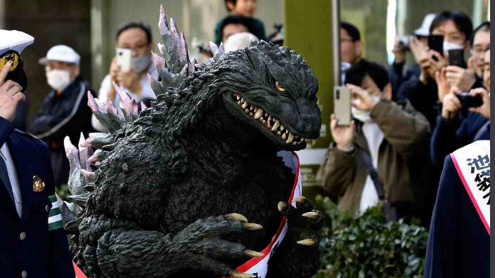 Godzilla per il sociale: a Ikebukuro in marcia per la sicurezza stradale