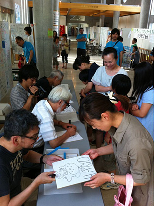 Anno e Miyazaki ad una sessione di autografi a Fukushima