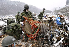 Terremoto Giappone - Squadre di soccorso nella neve a Minami Sanriku (Miyagi)