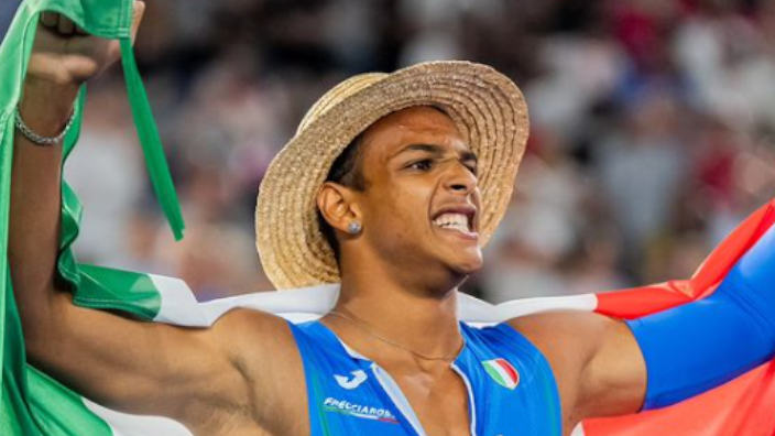 Cappello di paglia sul podio: l'atleta Lorenzo Simonelli omaggia ancora One Piece