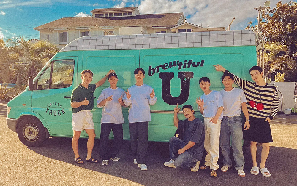 Immagine del cast + coffee truck