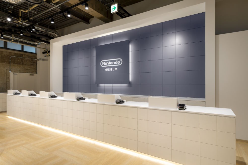 La cassa dello shop del Nintendo Museum in apertura a Uji, Kyoto, il 2 ottobre 2024