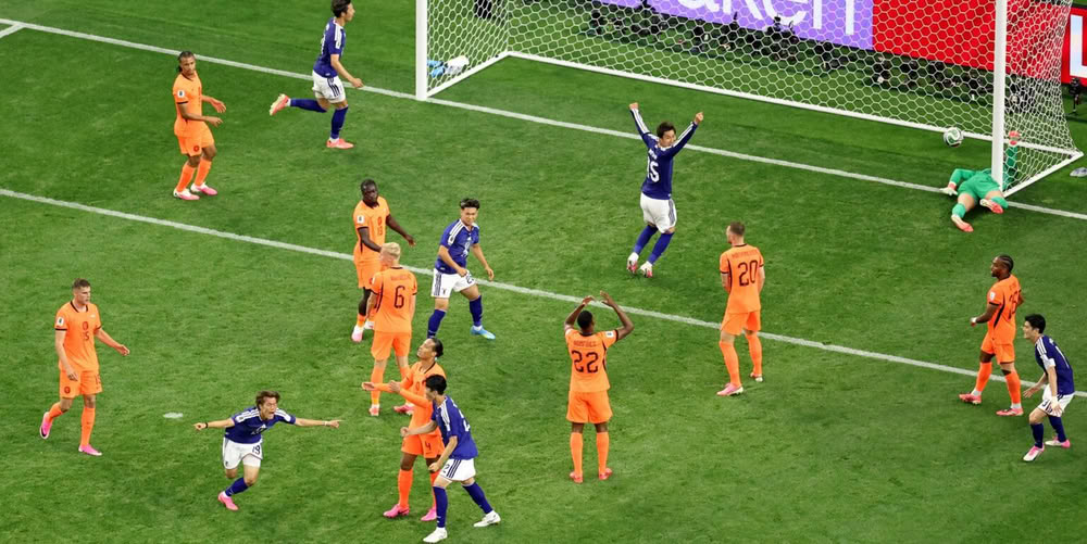L'esultanza dei giocatori giapponesi dopo il gol del 2 a 2 segnato da Daichi Kamada L'esultanza dei giocatori giapponesi dopo il gol del 2 a 2 segnato da Daichi Kamada